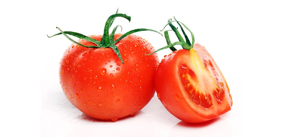 Ντομάτες σε λευκό φόντο. Απ’ τις ιδανικές τροφές για λαμπερό δέρμα