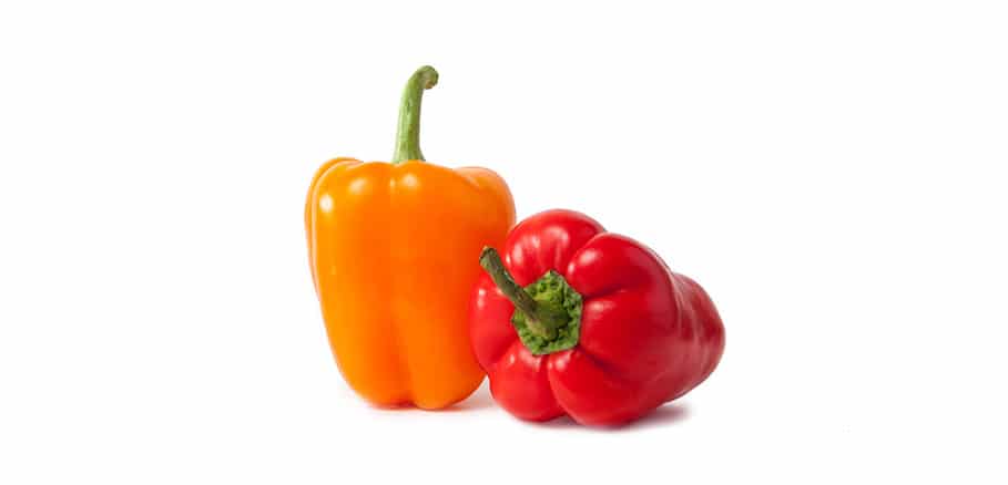 Κόκκινη και κίτρινη πιπεριά που είναι απ’ τις ιδανικές τροφές για το δέρμα.